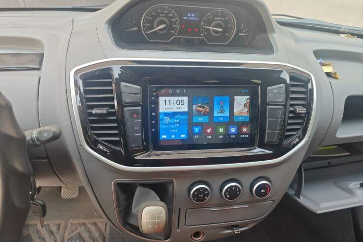 Used SAIC MAXUS Xintu V80 2023 2.0T Manual Classic Aoyuntong Short Wheelbase Mid-Roof 5/6-Seater Audio And AC Panel
