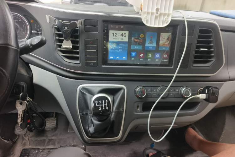 Used SAIC MAXUS Xintu V80 2023 2.0T Manual Classic Aoyuntong Long Wheelbase Mid-Height 6/7/8/9-Seater Audio And AC Panel