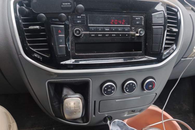 Used SAIC MAXUS Xintu V80 2023 2.0T Manual Classic City Delivery King Long Wheelbase Mid-Roof 3-Seater Audio And AC Panel