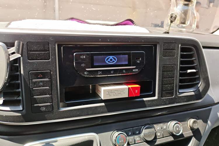 Used SAIC MAXUS Xintu V80 2023 2.0T Manual Classic Aoyuntong Long Wheelbase Mid-Height 6/7/8/9-Seater Audio And AC Panel