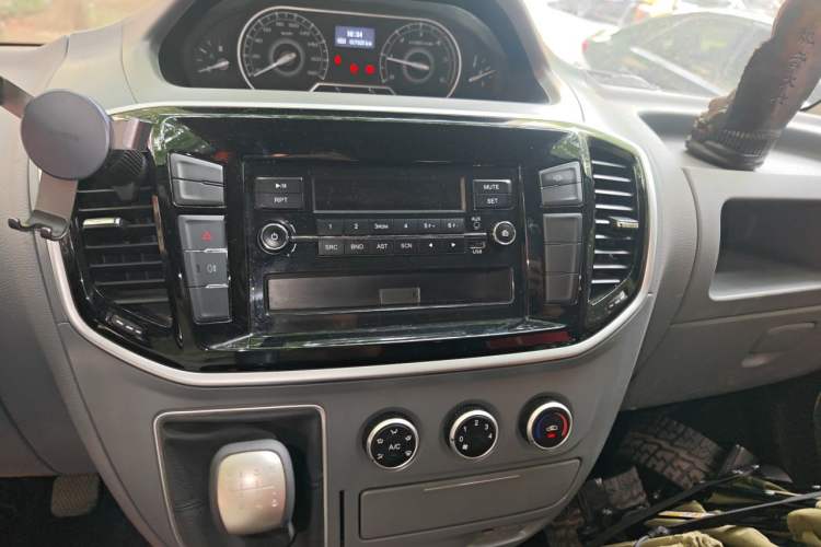 Used SAIC MAXUS Xintu V80 2023 2.0T Manual Classic Aoyuntong Short Wheelbase Mid-Roof 5/6-Seater Audio And AC Panel