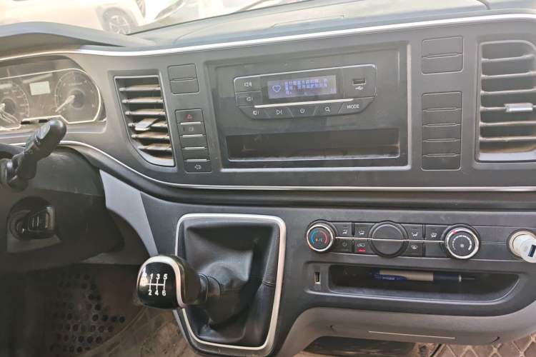 Used SAIC MAXUS Xintu V80 2023 2.0T Manual Classic City Delivery King Short Wheelbase Mid-Roof 3-Seater Audio And AC Panel