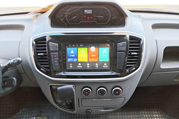 Used SAIC MAXUS Xintu V80 2023 2.0T AMT Classic Aoyuntong Short Wheelbase Mid-Roof 7/8/9-Seater Audio And AC Panel