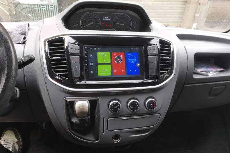 Used SAIC MAXUS Xintu V80 2023 2.0T Manual Classic Aoyuntong Short Wheelbase Ultra-Low Roof 5/6-Seater Audio And AC Panel