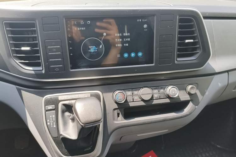 Used SAIC MAXUS Xintu V80 2023 2.0T AMT Classic Aoyuntong Short Wheelbase Mid-Roof 5/6-Seater Audio And AC Panel