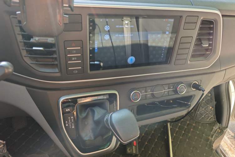 Used SAIC MAXUS Xintu V80 2023 2.0T PLUS AMT City Edition Short Wheelbase Ultra-Low Roof 5/6-Seater Audio And AC Panel