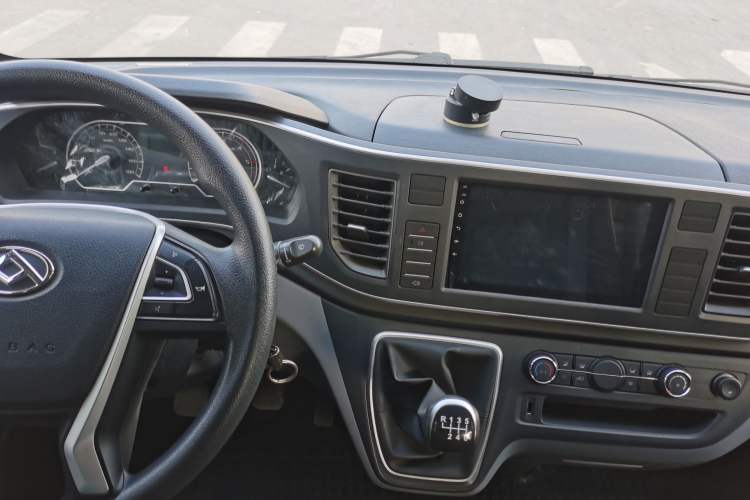 Used SAIC MAXUS Xintu V80 2023 2.0T Manual Classic Aoyuntong Short Wheelbase Mid-Roof 5/6-Seater Audio And AC Panel
