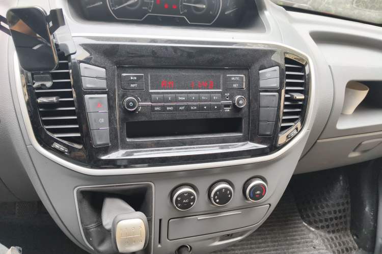Used SAIC MAXUS Xintu V80 2023 2.0T Manual Classic Aoyuntong Short Wheelbase Mid-Roof 5/6-Seater Audio And AC Panel