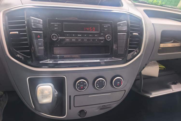 Used SAIC MAXUS Xintu V80 2023 2.0T Manual Classic City Delivery King Short Wheelbase Ultra-Low Roof 3-Seater Audio And AC Panel