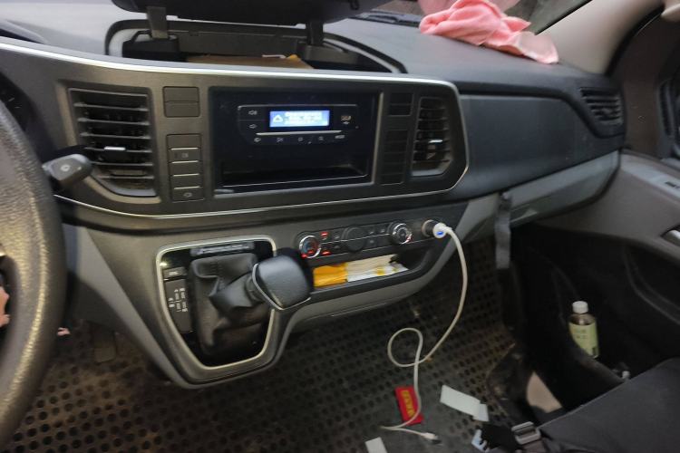 Used SAIC MAXUS Xintu V80 2023 2.0T AMT Classic Aoyuntong Short Wheelbase Mid-Roof 5/6-Seater Audio And AC Panel