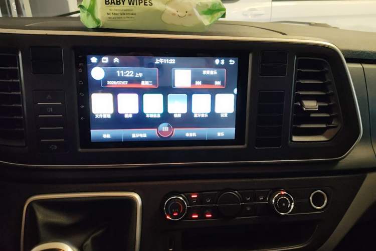 Used SAIC MAXUS Xintu V80 2023 2.0T Manual Classic Aoyuntong Short Wheelbase Mid-Roof 5/6-Seater Audio And AC Panel