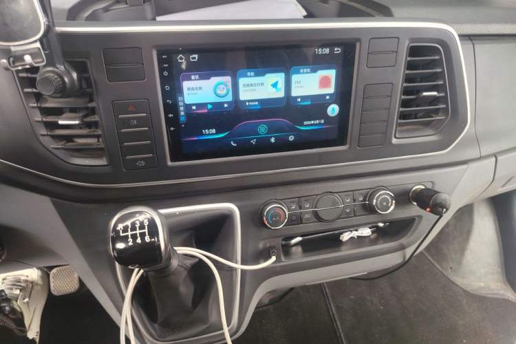 Used SAIC MAXUS Xintu V80 2023 2.0T Manual Classic Aoyuntong Short Wheelbase Ultra-Low Roof 5/6-Seater Audio And AC Panel