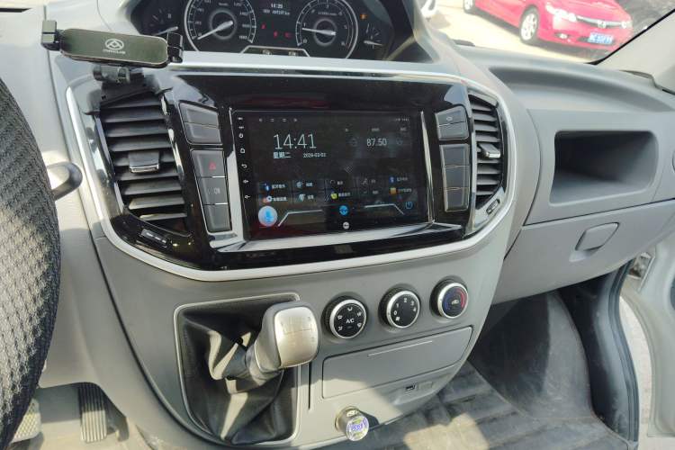 Used SAIC MAXUS Xintu V80 2023 2.0T Manual Classic City Delivery King Short Wheelbase Ultra-Low Roof 3-Seater Audio And AC Panel