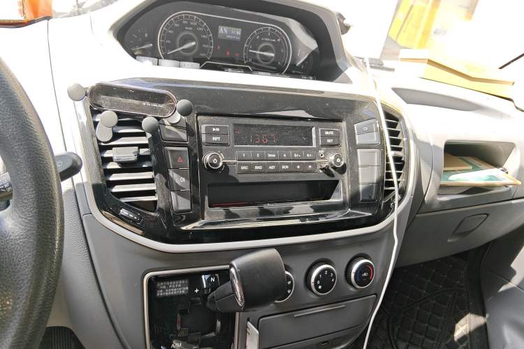 Used SAIC MAXUS Xintu V80 2023 2.0T AMT Classic Aoyuntong Short Wheelbase Ultra-Low Roof 7/8/9-Seater Audio And AC Panel