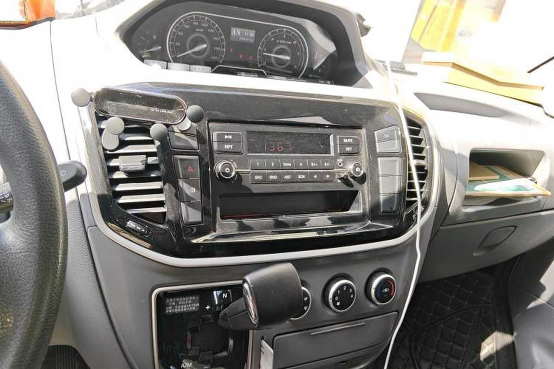 Used SAIC MAXUS Xintu V80 2023 2.0T AMT Classic Aoyuntong Short Wheelbase Ultra-Low Roof 7/8/9-Seater Audio And AC Panel
