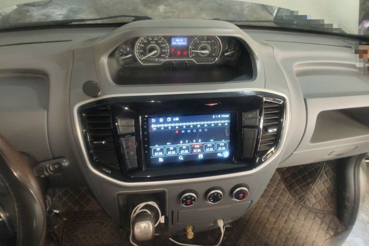 Used SAIC MAXUS Xintu V80 2023 2.0T Manual Classic Aoyuntong Short Wheelbase Mid-Roof 5/6-Seater Audio And AC Panel