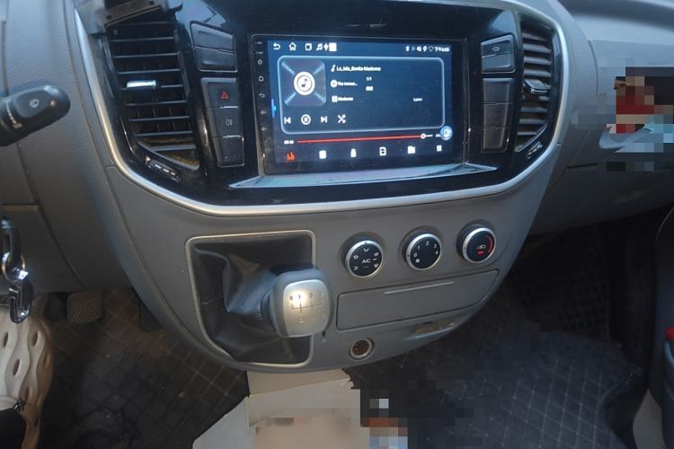 Used SAIC MAXUS Xintu V80 2023 2.0T Manual Classic City Delivery King Long Wheelbase Mid-Roof 3-Seater Audio And AC Panel
