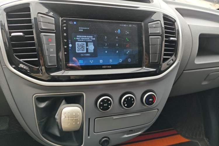 Used SAIC MAXUS Xintu V80 2023 2.0T Manual Classic Aoyuntong Short Wheelbase Ultra-Low Roof 5/6-Seater Audio And AC Panel