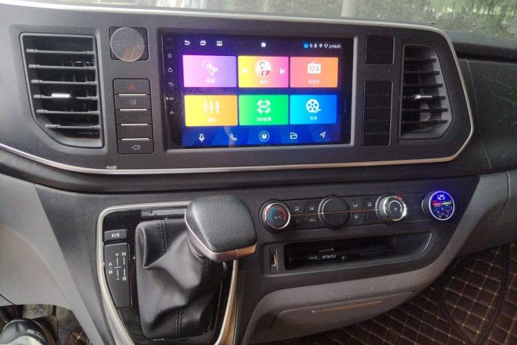 Used SAIC MAXUS Xintu V80 2023 2.0T AMT Classic Aoyuntong Long Wheelbase Mid-Height 6/7/8/9-Seater Audio And AC Panel