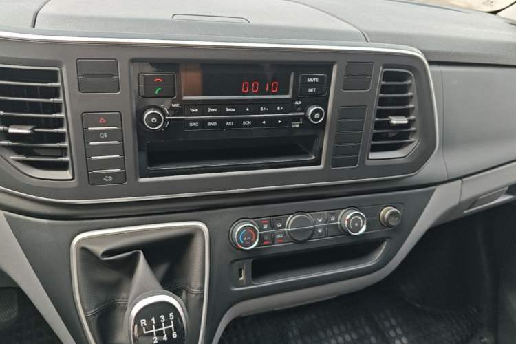 Used SAIC MAXUS Xintu V80 2023 2.0T Manual Classic Aoyuntong Long Wheelbase Ultra-Low Roof 6/7/8/9-Seater Audio And AC Panel