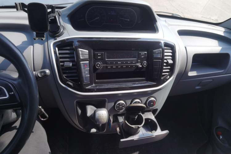 Used SAIC MAXUS Xintu V80 2023 2.0T Manual Classic Aoyuntong Short Wheelbase Mid-Roof 5/6-Seater Audio And AC Panel