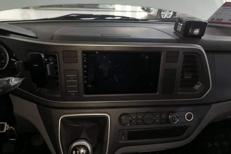 Used SAIC MAXUS Xintu V80 2023 2.0T Manual Classic Aoyuntong Long Wheelbase Mid-Height 6/7/8/9-Seater Audio And AC Panel