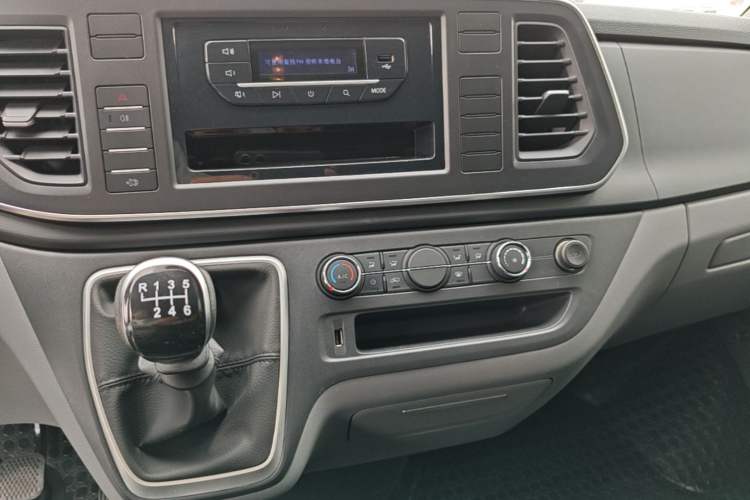Used SAIC MAXUS Xintu V80 2023 2.0T Manual Classic Aoyuntong Short Wheelbase Mid-Roof 5/6-Seater Audio And AC Panel