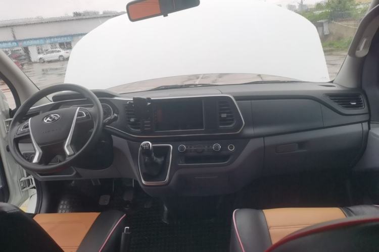 Used SAIC MAXUS Xintu V80 2023 2.0T Manual Classic Aoyuntong Long Wheelbase Ultra-Low Roof 6/7/8/9-Seater Center Console