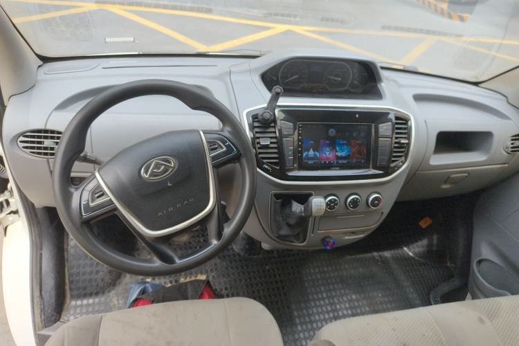 Used SAIC MAXUS Xintu V80 2023 2.0T Manual Classic City Delivery King Long Wheelbase Mid-Roof 3-Seater Center Console