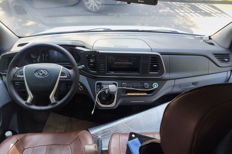 Used SAIC MAXUS Xintu V80 2023 2.0T AMT Classic Aoyuntong Short Wheelbase Mid-Roof 5/6-Seater Center Console