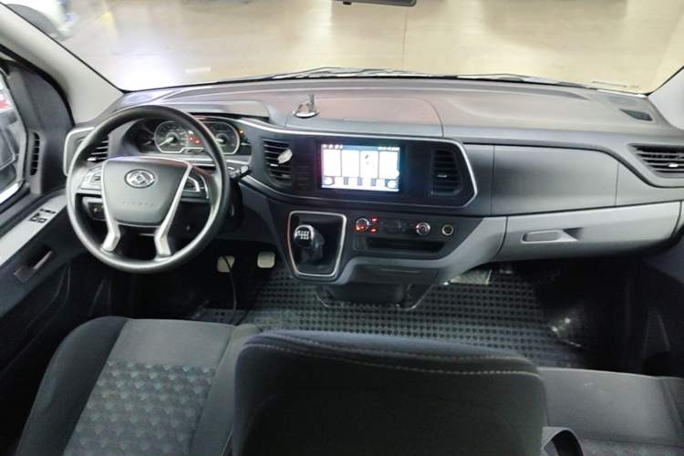 Used SAIC MAXUS Xintu V80 2023 2.0T Manual Classic Aoyuntong Long Wheelbase Mid-Height 6/7/8/9-Seater Center Console