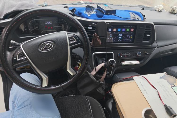 Used SAIC MAXUS Xintu V80 2023 2.0T Manual Classic Aoyuntong Power Version Long Wheelbase Mid-Roof Design 6/7/8/9-Seater Center Console