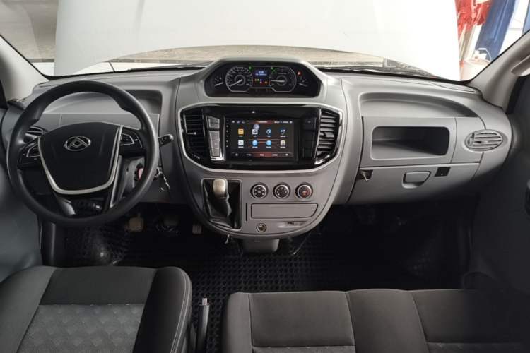 Used SAIC MAXUS Xintu V80 2023 2.0T Manual Classic Aoyuntong Short Wheelbase Mid-Roof 5/6-Seater Center Console