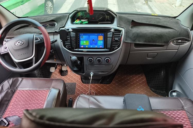 Used SAIC MAXUS Xintu V80 2023 2.0T Manual Classic Aoyuntong Short Wheelbase Mid-Roof 5/6-Seater Center Console