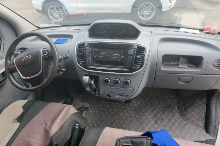 Used SAIC MAXUS Xintu V80 2023 2.0T PLUS Manual Van Short Wheelbase Mid-Roof Design 3-Seater Center Console