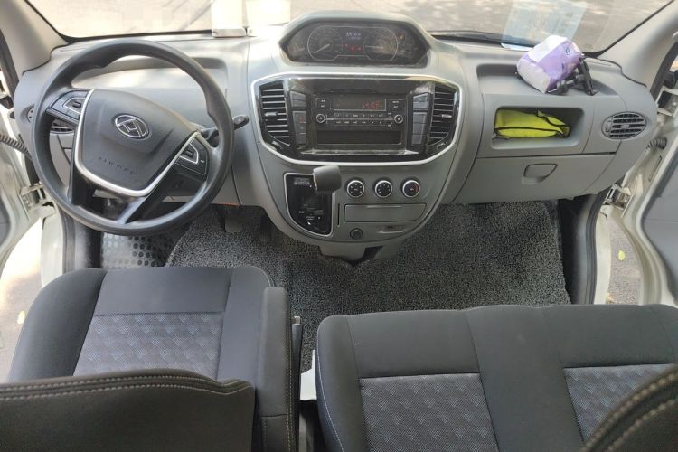 Used SAIC MAXUS Xintu V80 2023 2.0T AMT Classic Aoyuntong Short Wheelbase Mid-Roof 5/6-Seater Center Console