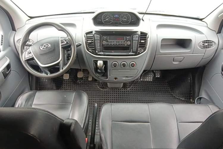 Used SAIC MAXUS Xintu V80 2023 2.0T Manual Classic Aoyuntong Short Wheelbase Mid-Roof 5/6-Seater Center Console