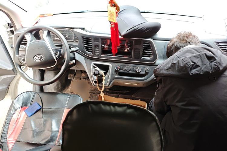 Used SAIC MAXUS Xintu V80 2023 2.0T Manual Classic Aoyuntong Long Wheelbase Mid-Height 6/7/8/9-Seater Center Console
