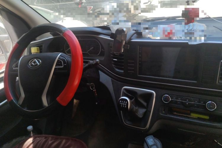 Used SAIC MAXUS Xintu V80 2023 2.0T Manual Classic Aoyuntong Long Wheelbase Mid-Height 6/7/8/9-Seater Center Console
