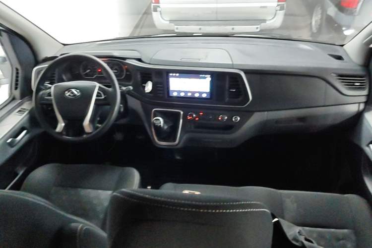 Used SAIC MAXUS Xintu V80 2023 2.0T Manual Classic Aoyuntong Long Wheelbase Mid-Height 6/7/8/9-Seater Center Console