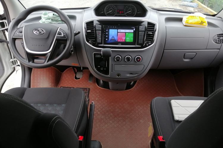 Used SAIC MAXUS Xintu V80 2023 2.0T AMT Classic Aoyuntong Power Version Short Wheelbase Mid-Roof Design 5/6 Seats Center Console