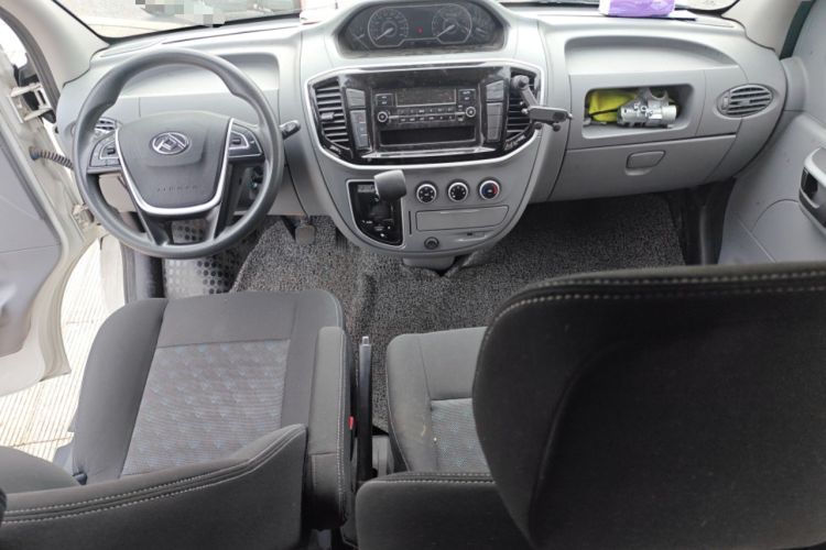 Used SAIC MAXUS Xintu V80 2023 2.0T AMT Classic Aoyuntong Short Wheelbase Mid-Roof 5/6-Seater Center Console