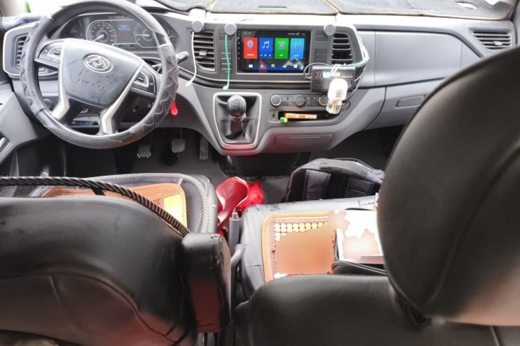 Used SAIC MAXUS Xintu V80 2023 2.0T Manual Classic Aoyuntong Long Wheelbase Mid-Height 6/7/8/9-Seater Center Console
