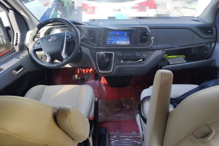 Used SAIC MAXUS Xintu V80 2023 2.0T Manual Classic Aoyuntong Long Wheelbase Ultra-Low Roof 6/7/8/9-Seater Center Console
