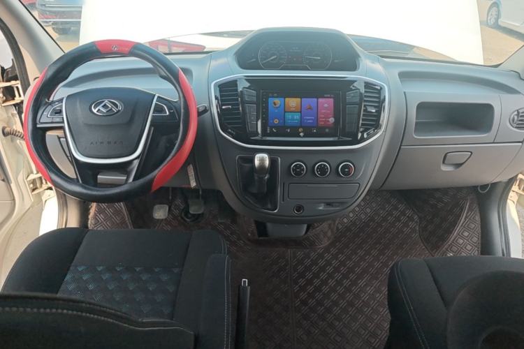 Used SAIC MAXUS Xintu V80 2023 2.0T Manual Classic Aoyuntong Short Wheelbase Mid-Roof 7/8/9-Seater Center Console