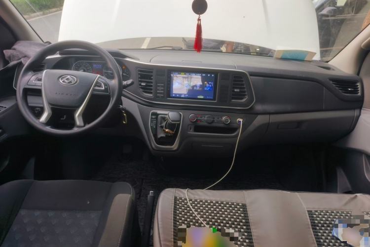 Used SAIC MAXUS Xintu V80 2023 2.0T AMT Classic Aoyuntong Power Version Short Wheelbase Ultra-Low Roof 5/6-Seater Center Console