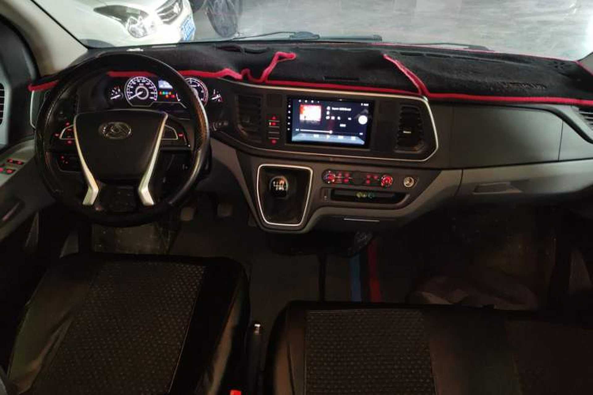 Used SAIC MAXUS Xintu V80 2023 2.0T Manual Classic Aoyuntong Long Wheelbase Mid-Height 6/7/8/9-Seater Center Console