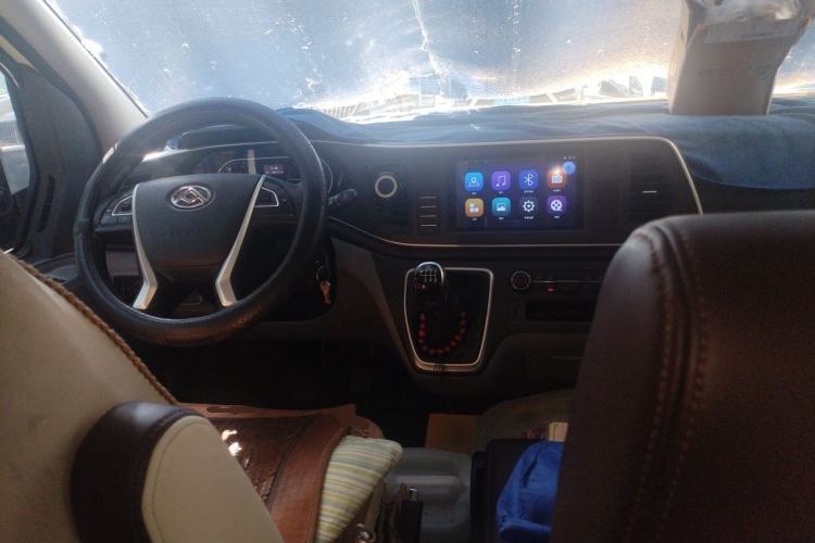 Used SAIC MAXUS Xintu V80 2023 2.0T AMT Classic Aoyuntong Short Wheelbase Ultra-Low Roof 5/6-Seater Center Console