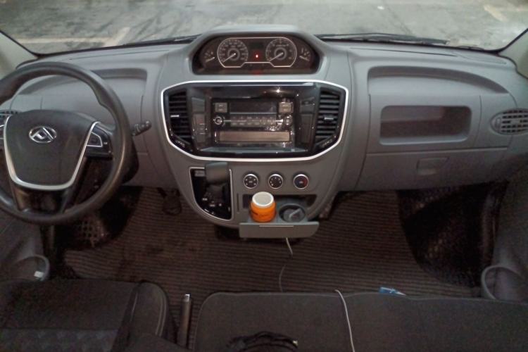 Used SAIC MAXUS Xintu V80 2023 2.0T AMT Classic Aoyuntong Short Wheelbase Mid-Roof 5/6-Seater Center Console