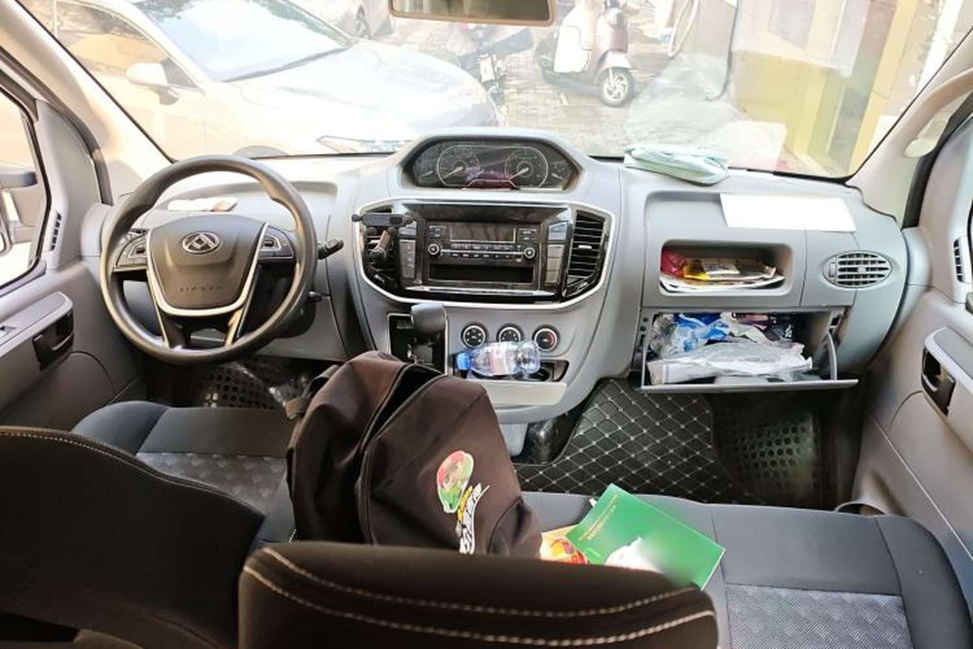 Used SAIC MAXUS Xintu V80 2023 2.0T AMT Classic Aoyuntong Short Wheelbase Ultra-Low Roof 5/6-Seater Center Console